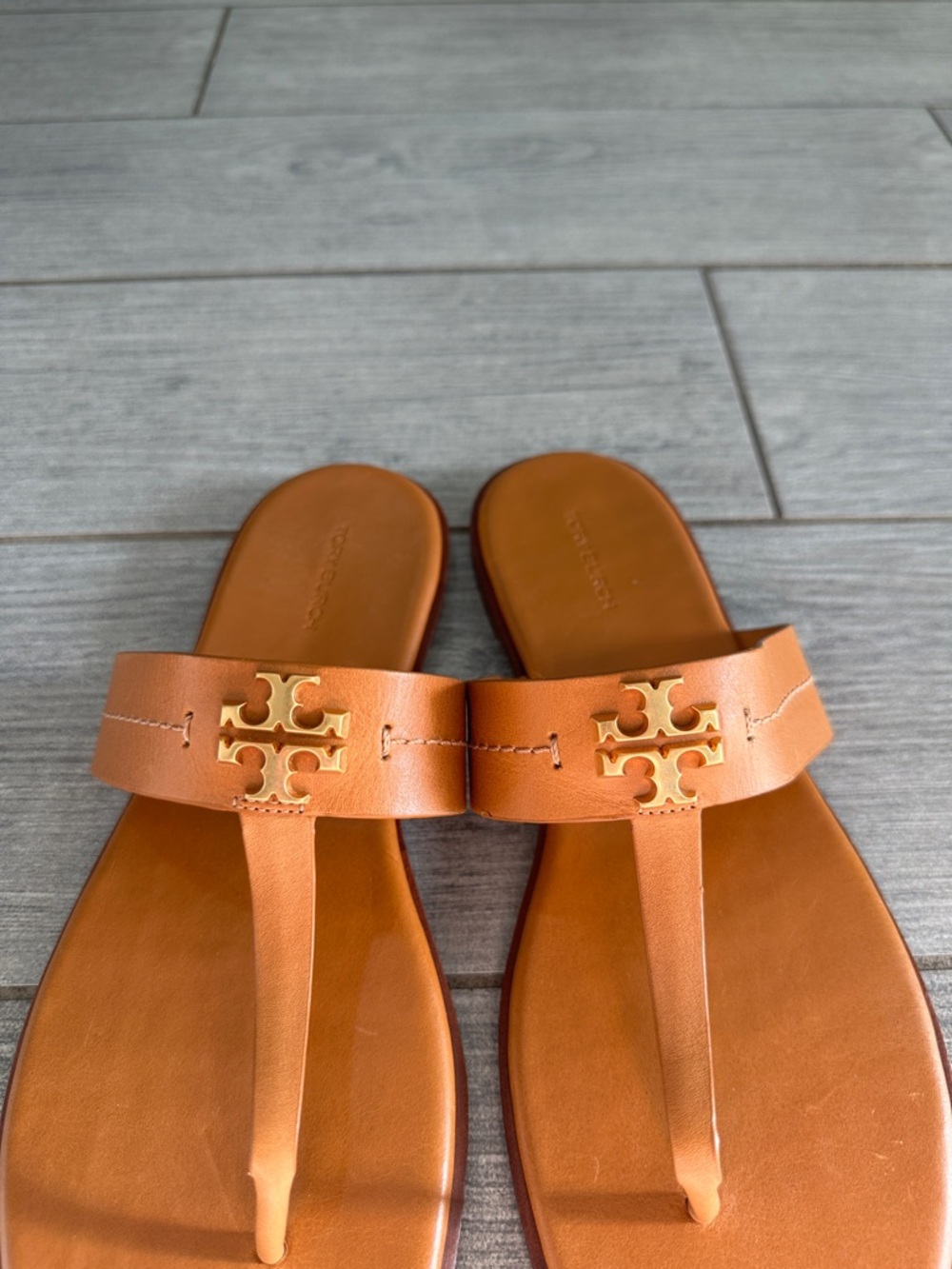Tory Burch Mini Everly Flat Thong Sandal Size 10.5 Tan Leather Gold Logo New! - Picture 4 of 8